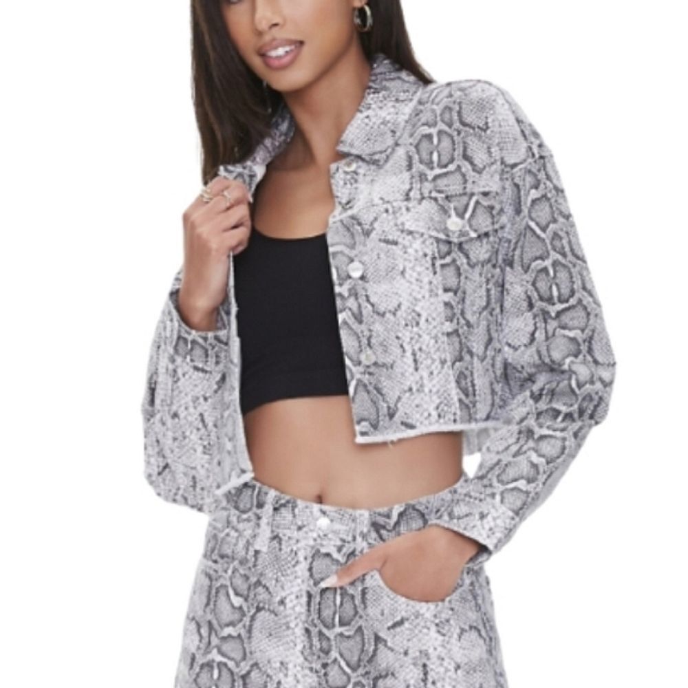 FOREVER 21 Snake-Print Denim Cropped Jacket